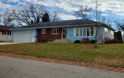 Oelwein IA Single Family Home For Sale: $139,000